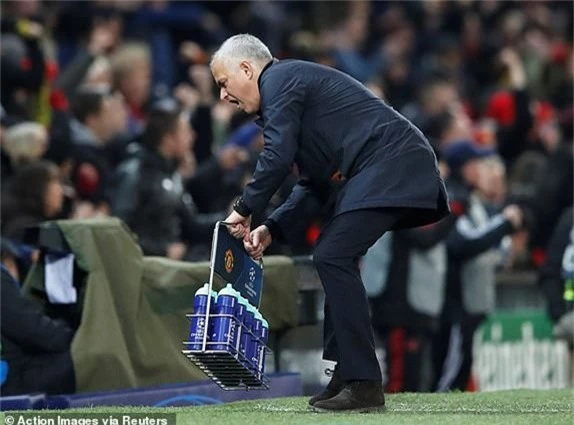  Sau khi vứt một giỏ chia nước xuống dưới, Mourinho đã túm lấy giỏ đựng chai nước thứ hai đang để ngoài biên 