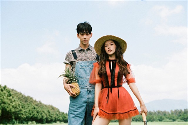 Lấy bối cảnh một trang trại vùng đồng quê, MV có nội dung xoay quanh câu chuyện của Chi Pu và nam diễn viên xứ Hàn - Jin Ju Hyung.