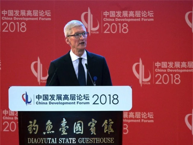 Tim Cook hầu như không đi du lịch và mỗi chuyến đi của ông đều là vì công việc. Trong năm 2017, Apple đã chi ra 93.109USD kinh phí máy bay riêng cho các chuyến đi công tác của Tim Cook.