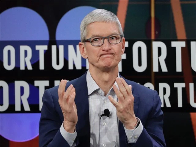 Mặc dù là một triệu phú nhưng Tim Cook cũng là một người rất tiết kiệm. Theo trang công nghệ Mashable, Tim Cook thậm chí còn thường xuyên mua đồ lót giảm giá để tiết kiệm chi phí.