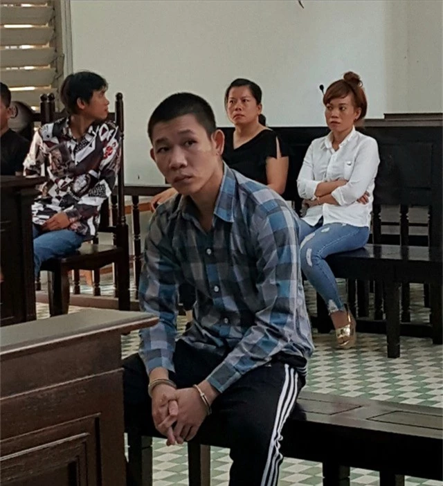  Bị cáo Trần Giác Thông cho rằng mình bị đánh hội đồng và vung dao để giải vây.