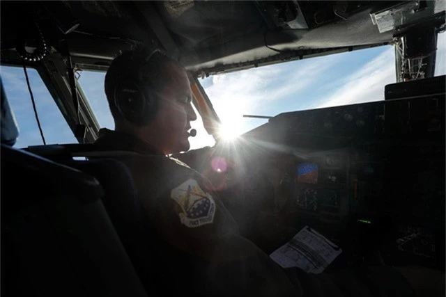  Một phi công máy bay KC-135 điều khiển trong buồng lái 