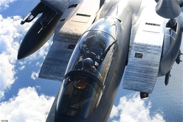  Máy bay chiến đấu F-15 đang được máy bay KC-135 tiếp dầu 