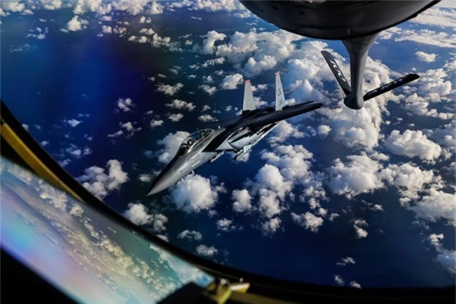 Cận cảnh màn tiếp dầu của KC-135 với máy bay F-15 