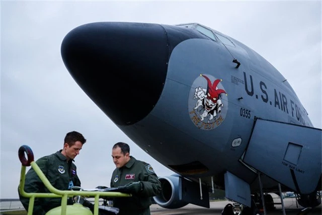  Phi hành đoàn máy bay tiếp dầu KC-135 chuẩn bị diễn tập 