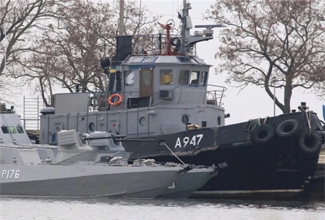 Ba tàu hải quân của Ukraine bị Nga tạm giữ (Ảnh: Reuters)