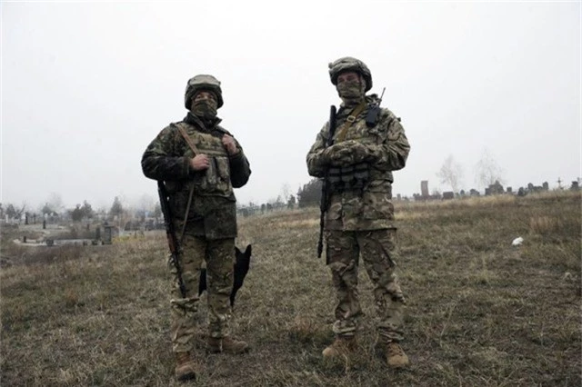  Các binh sĩ Ukraine tại thành phố Mariupol (Ảnh: AFP) 