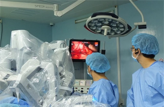 Cuộc phẫu thuật khẩn bằng robot đã giúp mẹ con bệnh nhân thoát khỏi nguy hiểm