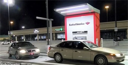  Một cây ATM của ngân hàng Bank of America ở bang Texas – Mỹ trả đồng 100 USD thay vì 10 USD. Ảnh: Click2Houston 