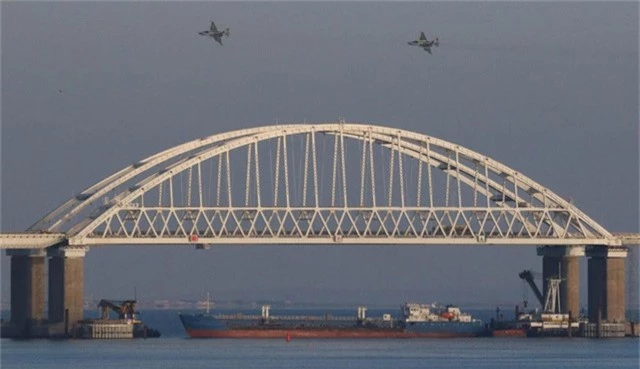  Tàu hàng Nga chặn lối ra vào eo biển Kerch trong vụ đụng độ hôm 25/11. (Ảnh: RT) 