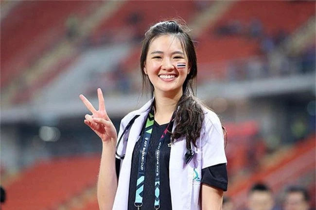 than the kho ngo cua co gai xinh dep cham soc cho tuyen thai lan o aff cup hinh anh 2