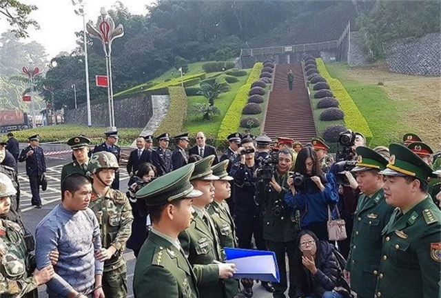 Cục Cảnh sát điều tra tội phạm về ma túy Bộ Công an tiếp nhận đối tượng Nông Văn Khởi tại Trạm kiểm soát Biên phòng (Ảnh: Công an Lạng Sơn).