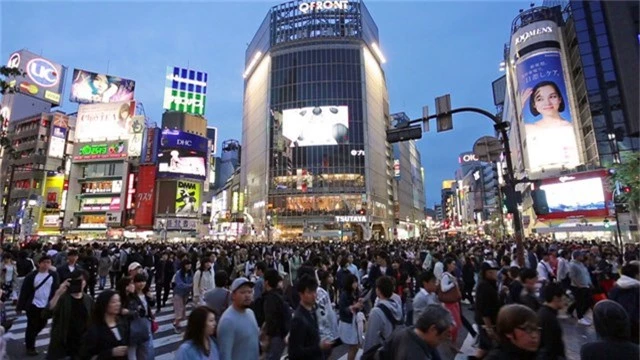  Giao lộ Shibuya, một trong những nơi đông đúc nhất tại Tokyo, nơi có thể có tới hàng nghìn người đi bộ qua lại mỗi khi đèn xanh bật sáng. (Ảnh: VideoBlocks) 