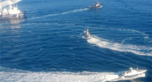  Các tàu Nga và Ukraine rượt đuổi gần eo biển Kerch hôm 25/11. (Ảnh: RT) 