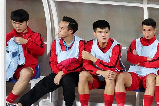Văn Toàn (thứ 2 từ trái sang) không cùng đội tuyển Việt Nam sang Philippines đá trận bán kết lượt đi (ảnh: Gia Hưng)