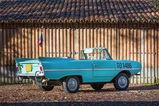 Xe loi nuoc Amphicar gia chi 237 trieu dong cho mua lu-Hinh-4