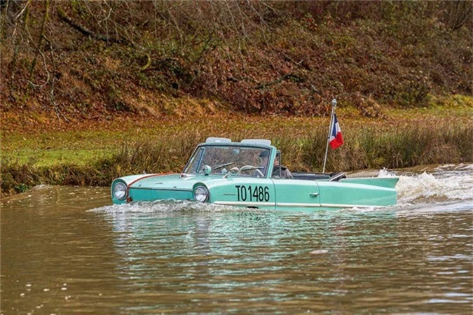 Xe loi nuoc Amphicar gia chi 237 trieu dong cho mua lu-Hinh-9