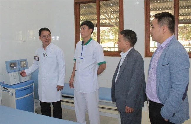 Thạc sĩ - Bác sĩ Phạm Đỗ Ngô Đồng, Trưởng khoa giới thiệu với đại biểu các trang thiết bị hiện đại của khoa (Ảnh: VH)