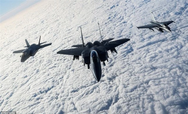 Máy bay chiến đấu F-35B của Anh, F-15 của Mỹ và Rafale của Pháp bay qua Eo biển Anh trong cuộc tập trận Point Blank (Ảnh: Reuters)