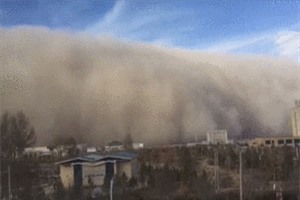 Clip: Kinh hoàng bão cát khổng lồ bao trùm thành phố ở Trung Quốc