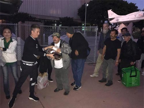 Đàm Vĩnh Hưng qua Mỹ phát quà từ thiện, fan tranh cãi nảy lửa