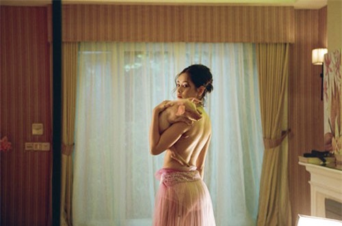 Sau màn cởi áo khoe ngực trần nhức mắt, Chi Pu phải chỉnh sửa MV