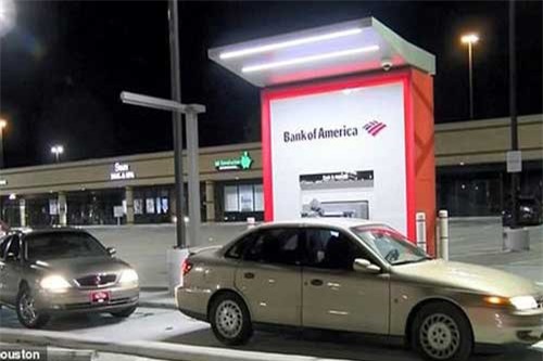 Rút 10 USD được 100 USD, dân đổ xô ra cây ATM lấy tiền