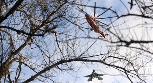 Trực thăng quân sự Nga treo lơ lửng máy bay chiến đấu Su-27