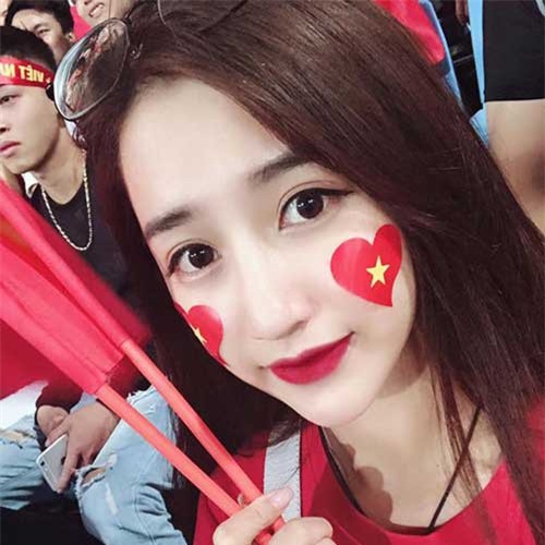 Tìm ra danh tính nữ CĐV xinh đẹp cổ vũ trận Việt Nam-Campuchia