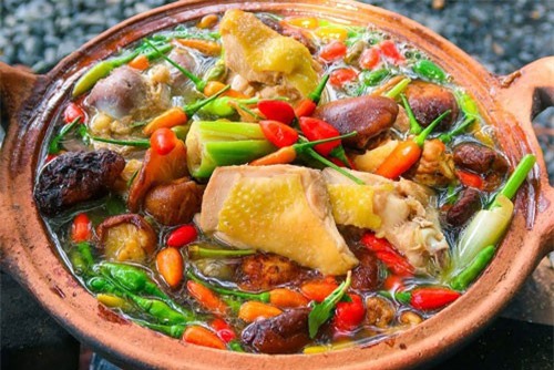 Clip: Học cách nấu lẩu gà ớt hiểm ngon hơn nhà hàng