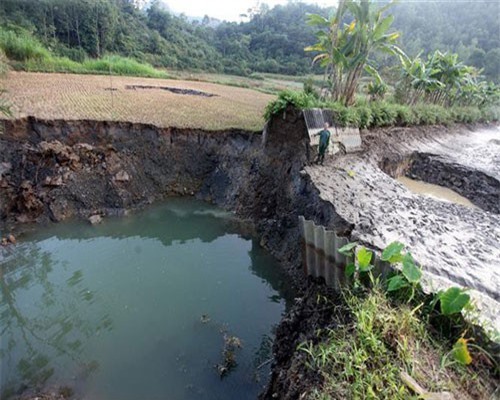 Bắc Kạn: Xuất hiện nhiều hố sụt lún "nuốt chửng" ao cá, bờ ruộng