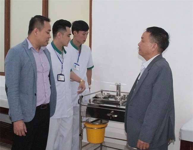 Ông Nguyễn Gia Bảo Quốc (ngoài cùng bên trái) ghi nhận những ý kiến đóng góp đầy tâm huyết của Phó Giám đốc Sở Y tế Lâm Đồng (Ảnh: VH)