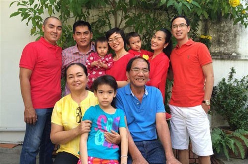 Hà Tăng lấy thiếu gia ở biệt thự siêu sang, bố mẹ lại hoàn toàn khác biệt