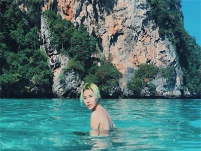 Vũ Cát Tường khiến fan tò mò về thân hình khi đăng ảnh mặc bikini