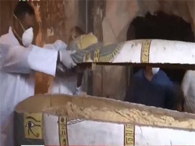 Clip: Ai Cập mở nắp quan tài chứa xác ướp 3.000 tuổi