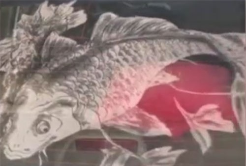 Clip: Cô giáo mỹ thuật 'biến' tấm kính ôtô bám đầy bụi bẩn thành chú cá chép xinh đẹp