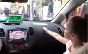 Clip: 'Phát sốt' với bé gái ngoại quốc thông thạo 2 ngôn ngữ Anh - Việt