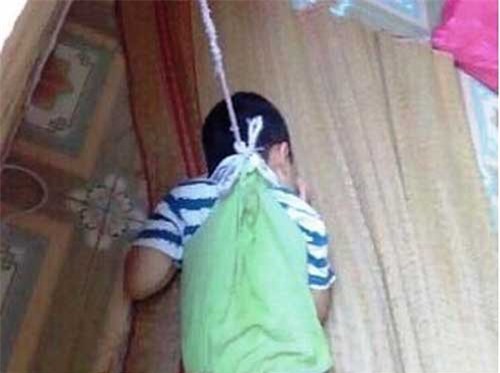 Nam Định: Xác minh hình ảnh bé trai 4 tuổi bị nhốt ở phòng học, buộc dây, treo lên cửa sổ