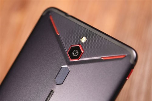 Chi tiết smartphone chip S845, RAM 10 GB, giá hơn 13 triệu