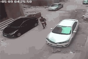 Clip: Tên trộm suýt vỡ mặt vì ném đá vào kính ôtô để 'chôm' đồ