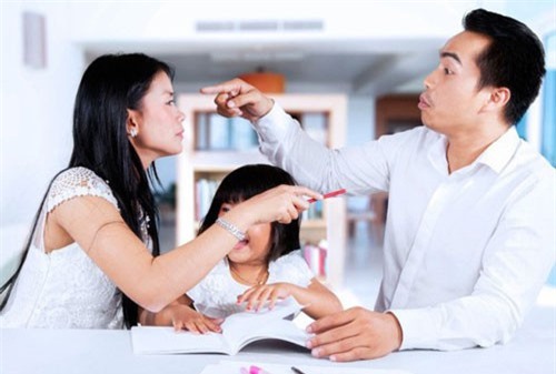 Bố mẹ thường xuyên làm việc này trước mặt con, đừng hỏi vì sao lớn lên trẻ tự ti