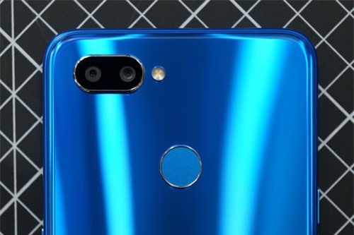 Ảnh chi tiết smartphone chip Helio P70 đầu tiên trên thế giới, giá ‘mềm’