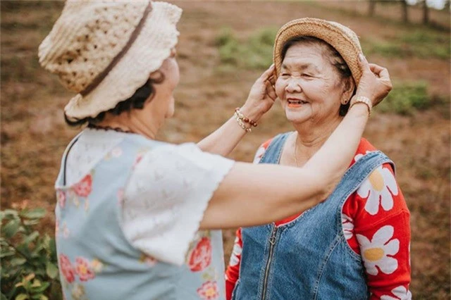 Bộ ảnh được lên ý tưởng một cách ngẫu hứng, không thông báo trước với hai cụ. “Mình không đề xuất trước, mà dẫn hai mẹ đi chơi rồi mới nói. Hai bà vui vẻ đồng ý ngay, mình chỉ trang điểm chút chút chứ không cầu kỳ”, chị Thảo nói.