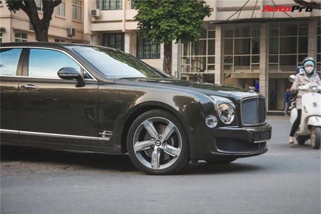 Chạm mặt Bentley Mulsanne bản hiếm, màu độc của đại gia Hà thành - Ảnh 6.