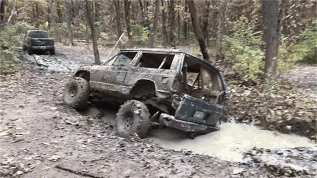 Đi phượt địa hình nhưng bị sa lầy, Jeep Cherokee cũ vỡ tung thành 2 mảnh