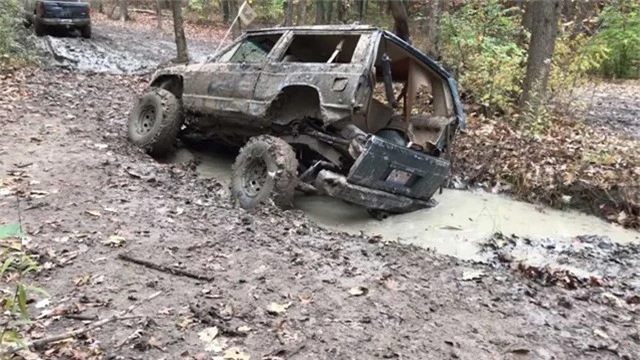 Đi phượt địa hình nhưng bị sa lầy, Jeep Cherokee cũ vỡ tung thành 2 mảnh - Ảnh 2.