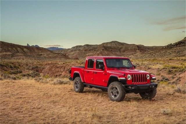 Jeep Gladiator: Đấu sĩ cạnh tranh Ford Ranger, Chevrolet Colorado ra mắt - Ảnh 1.