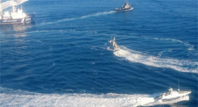  Các tàu Nga và Ukraine chạm trán gần eo biển Kerch hôm 25/11. (Ảnh: RT) 