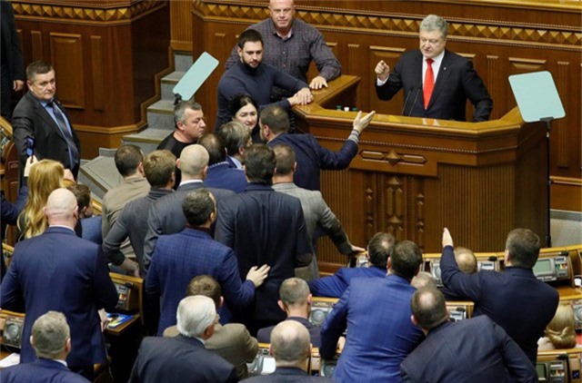  Tổng thống Poroshenko phát biểu trước các nghị sĩ Ukraine về việc ban bố lệnh thiết quân luật sau vụ đụng độ trên biển với Nga (Ảnh: Reuters) 