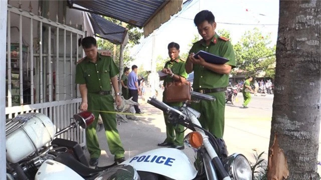 Hiện trường các đối tượng buôn lậu húc văng xe đặc chủng của cảnh sát lên vỉa hè khiến 2 chiến sĩ bị thương.